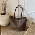 Borsa tote intrecciata marrone scuro con spallacci in pelle e placca metallica - Marrone