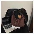 Borsa hobo in camoscio marrone con nappa e ciondolo a forma di orso su sedia - Marrone