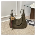 Borsa hobo in pelle scamosciata verde oliva con ciondolo a orsetto e tracolla regolabile - Verde