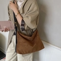 Borsa hobo in camoscio marrone con tracolle in pelle nera e fibbia dorata regolabile - Marrone
