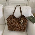Bolso tote con estampado de leopardo, asas de cuero marrón y colgante de conejito - Con Colgante / Estampado de leopardo