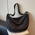 Bolso bandolera de media luna en nailon negro con correa ajustable e impermeable - Negro
