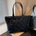 Borsa tote trapuntata nera con ricami floreali e mini pochette coordinata con zip - Nero