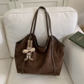 Bolso tote de ante café oscuro de moda con un lindo colgante de conejito de peluche suave - Con Colgante / Marrón