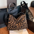 Borsa hobo leopardata con trama in crine e tracolla in pelle nera elegante - Stampa leopardata