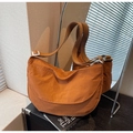 Bolso bandolera de media luna en nylon caramelo con correa ajustable y tejido plisado - Marrón