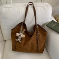 Bolso tote marrón mate con correas de hombro y un lindo colgante de conejo de peluche - Con Colgante / Marrón