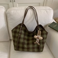Bolso tote a cuadros verdes y marrones con asas de cuero y colgante de conejito - Con Colgante / Cuadros Verdes