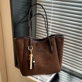 Sac fourre-tout minimaliste en daim marron foncé avec charme en bois et bandoulières - Marron