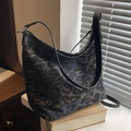 Hobo-Tasche mit dunkelblau-grauem Leopardenmuster und schwarzen Leder-Schulterriemen - Schwarzer Leopard