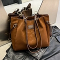 Grand sac cabas marron caramel avec texture mate et détails en métal doré chic - Marron