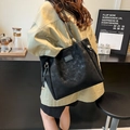 Grand sac cabas noir en daim avec plaque dorée et bandoulière en cuir assortie - Noir