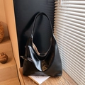 Grande borsa tote Hobo in pelle nera con cuciture bianche e logo CHIO'2ND - Pelle Nera Lucida