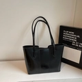 Grande borsa tote nera lucida con cuciture parallele e manici lunghi per la spalla - Senza ciondolo / Nero