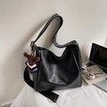Grand sac hobo noir à texture litchi et un joli charm en forme d'ourson - Noir PU Avec Charme