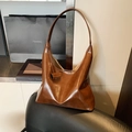 Borsa hobo marrone scuro in pelle lucida effetto cerato con tracolla in stile minimal - Pelle Marrone Lucida