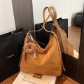 Borsa hobo vintage in pelle scamosciata marrone con tracolla larga e ciondolo donut - Marrone con ciondolo