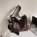 Sac seau mat marron foncé avec un porte-clés ours et une bandoulière large - Café PU Avec Charme
