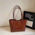Grande borsa shopper marrone scuro con finitura lucida e spalline sottili - Senza ciondolo / Marrone