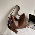 Sac seau marron en similicuir givré avec bandoulière large et pendentif ours - Brun PU Avec Charme