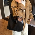 Grande borsa hobo vintage nera con ciondolo a ciambella di peluche per il lavoro - Nero con ciondolo
