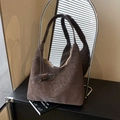 Borsa tote a mezzaluna in pelle opaca testa di moro con finitura vintage - Marrone