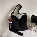 Sac hobo noir mat en suédine avec un joli charm d'ours en peluche pour femmes - Noir Daim Avec Charme