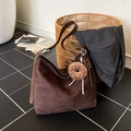 Grande borsa vintage marrone scuro in finta pelle scamosciata con ciondolo a ciambella - Caffè con Ciondolo