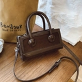 Petit sac à main rétro marron foncé en cuir lisse et suédé avec bandoulière réglable - Marron