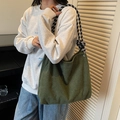 Borsa a spalla in velluto a coste verde con tracolla a scacchi neri e bianchi - Verde