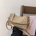 Borsa a mano kaki in pelle martellata con motivo a scacchi e chiusura a girello - Cachi