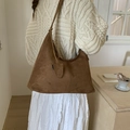 Dunkelbraune Wildleder-Hobo-Tasche am Modell mit minimalistischem Herbst-Outfit - Braun