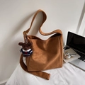 Sac seau en daim marron avec pendentif ours et large bandoulière pour le quotidien - Brun Daim Avec Charme