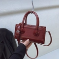 Sac à main rétro bordeaux en cuir patchwork avec finition polie et bandoulière réglable - Rouge