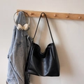 Sac seau oversize en cuir souple noir mat pour femme avec large bandoulière - Noir PU (Sans Charme)