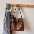 Sac hobo vintage marron en similicuir mat avec une large bandoulière réglable et chic - Brun PU (Sans Charme)