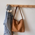 Sac hobo marron en daim mat avec large bandoulière et boucle dorée ajustable - Brun Daim (Sans Charme)