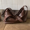Grande borsa tote retrò in pelle marrone scuro con fibbia argento e dettagli occhielli - Marrone