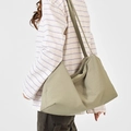 Bolso hobo de nailon verde oliva con cordón y correa ancha para el hombro de mujer - Beige y Verde