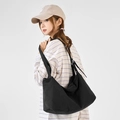 Bolso tote negro de nailon plisado para mujer con correa ancha para viaje y diario - Negro