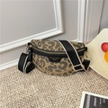 Vista detallada del bolso bandolera de leopardo con cadena dorada y correa ancha - Leopardo Negro