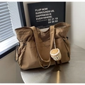 Borsa tote in nylon marrone con tasche multiple e ciondolo a tazza di caffè in peluche - Caffè Con Ciondoli