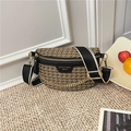 Detalle del bolso bandolera tejido de media luna con cadena dorada y correa ancha - Pata de Gallo Negro