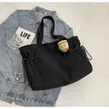 Borsa tote in nylon nero con coulisse e portachiavi a forma di tazza di caffè - Nero Con Pendente