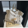Grande borsa tote beige in nylon con tasche laterali a coulisse e ciondolo peluche - Bianco Crema con Pendente