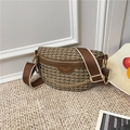 Detalle de bolso bandolera retro con textura de tweed marrón y correa ancha de tela - Pata de Gallo Marrón