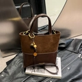 Dunkelbraune Beuteltasche mit Wildleder-Patchwork und Quaste aus Holzperlen - Braun