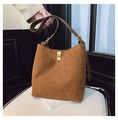 Détail du sac seau en daim marron avec bandoulière réglable et fermoir en métal doré - Marron