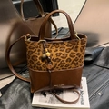 Bucket Bag im Retro-Stil mit Leopardenprint, braunem Leder und Perlenanhänger-Details - Leopardenmuster