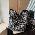 Elegante borsa tote zebrata con trama animalier e dettaglio targhetta in metallo - Nero